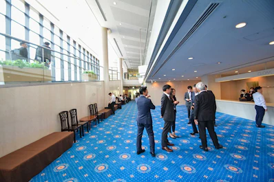 大勢の来場者が集まっても圧迫感のない広々としたホワイエ