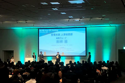 高い位置に設置された大型スクリーンは後方からでも見やすくなります
