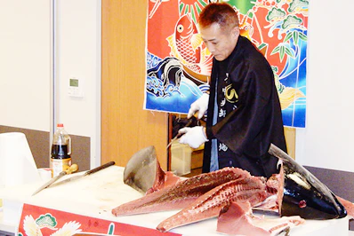 マグロの解体ショー