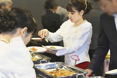 レセプタントの方が居ることにより場が華やかに、料理の取り分け等もおまかせ下さい。