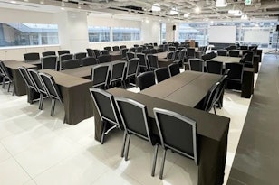 初めてでも失敗しない会議室レイアウト！　スクール/シアター/ロの字/コの字/島型形式を用途別に解説