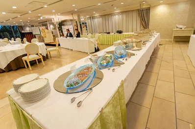 料理卓はお客様、スタッフ双方が動きやすいL字型を部屋角に配置