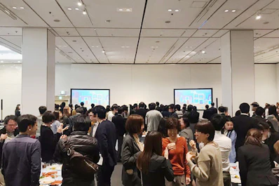 天井高5mの会場は開放感抜群