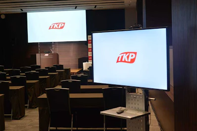 資料は会場内どこからでも見えるように大型スクリーンとモニターで表示