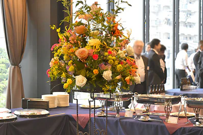 お料理卓が華やかになるようにお花をご用意頂きました。