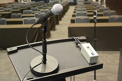 司会台には司会者が音声ON/OFFの切り替えが手元でできるようにカフボックスを設置