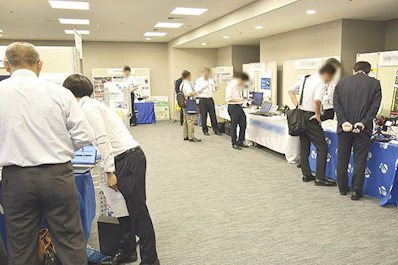 企業ごとに分けた展示ブース