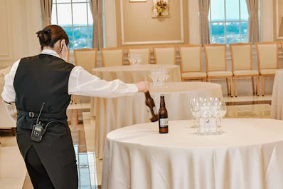 懇親会会場は配膳スタッフが準備