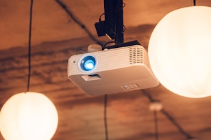 【チェックリストつき】“映らない…”で会議が止まる。投影トラブルあるある＆対策まとめ