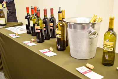 ワインの試飲会風景