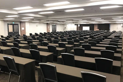 会議は6Fのホール6Aを利用。その後7Fへ移動して懇親会を開催
