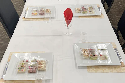 料理は個別包装されたものも用意。料理を取りに一箇所に人が集まらないように工夫