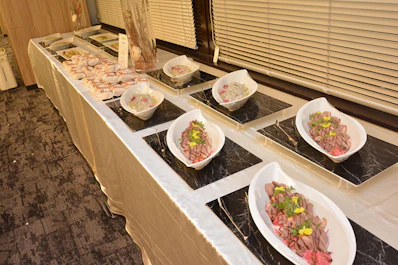 料理は会場の脇に大皿のビュッフェスタイルで配置