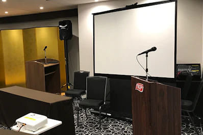司会台やプロジェクタ、スクリーンも追加手配。