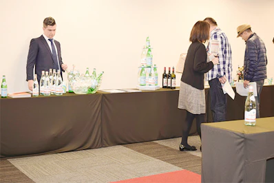 ワインの試飲会風景